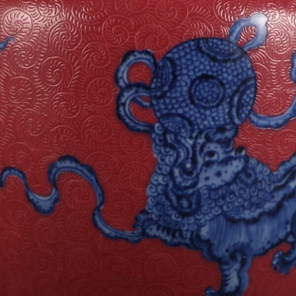 Qing Dynasty Qianlong period blue white lion rolling ball with rouge red ground carved flower vase - Image 4