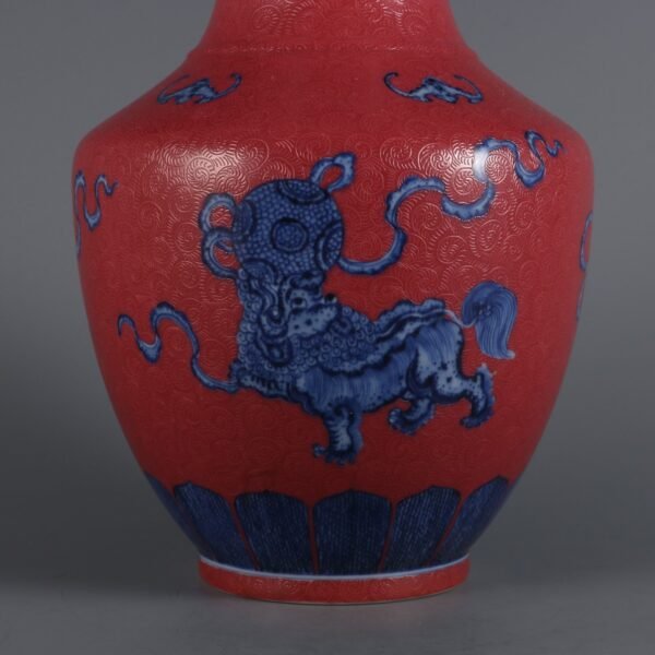 Qing Dynasty Qianlong period blue white lion rolling ball with rouge red ground carved flower vase - Image 5
