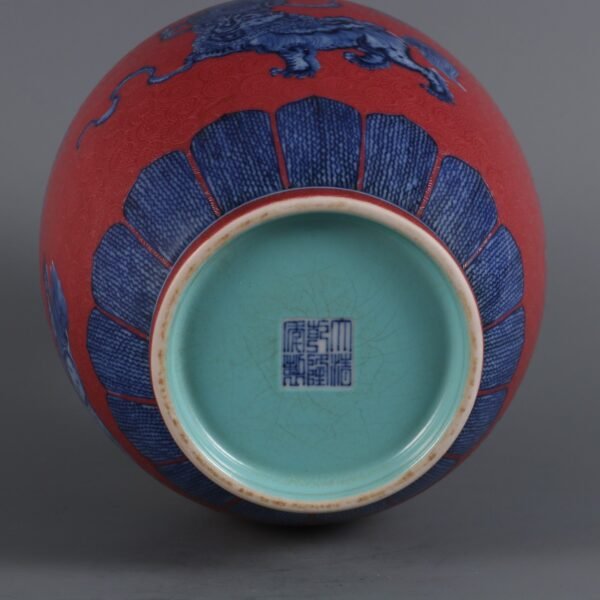 Qing Dynasty Qianlong period blue white lion rolling ball with rouge red ground carved flower vase - Image 8