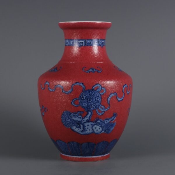 Qing Dynasty Qianlong period blue white lion rolling ball with rouge red ground carved flower vase - Image 2
