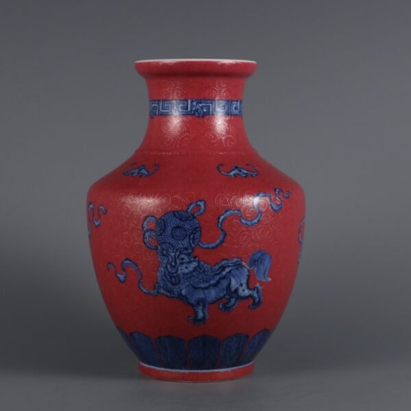 Qing Dynasty Qianlong period blue white lion rolling ball with rouge red ground carved flower vase - Image 3
