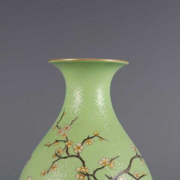 Qing Dynasty Qianlong Period Green Ground Peeled Flower Pink Living and Working Jade Pot Spring Vase - Image 3