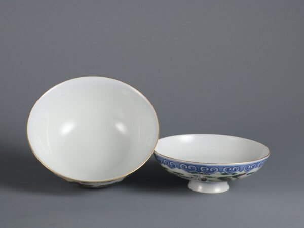 Qing Dynasty Qianlong period blue and white with pink enamel horse-raising pattern covered bowl