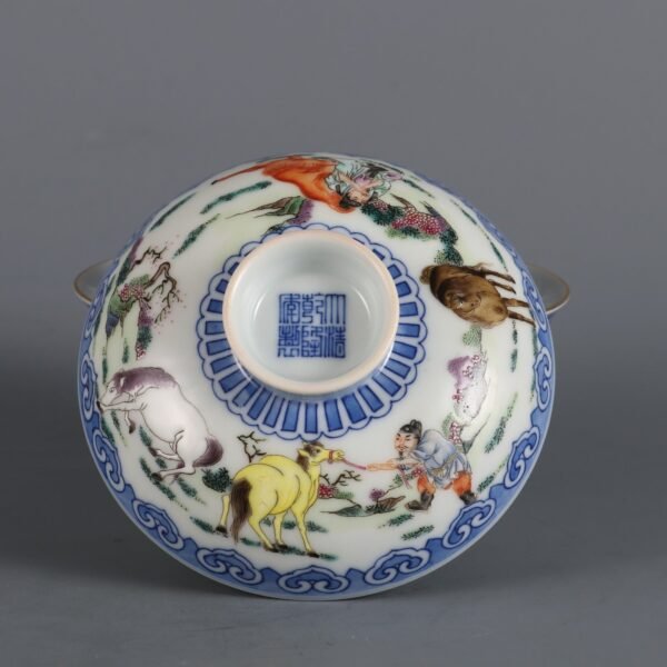 Qing Dynasty Qianlong period blue and white with pink enamel horse-raising pattern covered bowl - Image 2