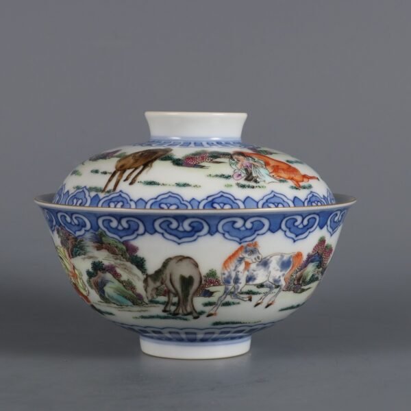 Qing Dynasty Qianlong period blue and white with pink enamel horse-raising pattern covered bowl - Image 3