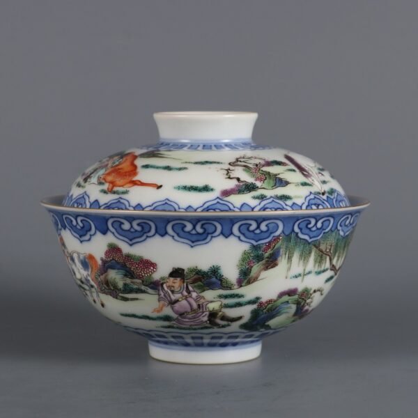 Qing Dynasty Qianlong period blue and white with pink enamel horse-raising pattern covered bowl - Image 6
