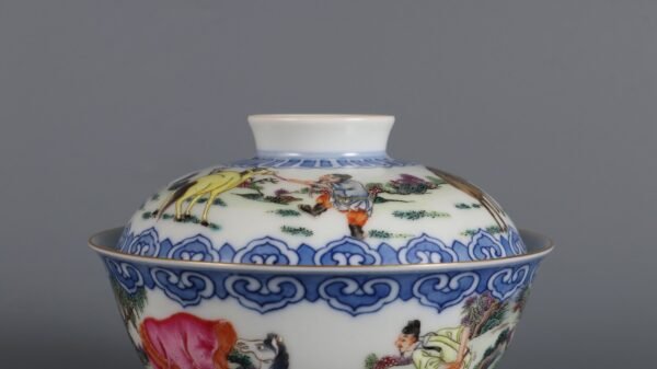 Qing Dynasty Qianlong period blue and white with pink enamel horse-raising pattern covered bowl - Image 7