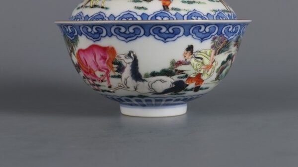 Qing Dynasty Qianlong period blue and white with pink enamel horse-raising pattern covered bowl - Image 8