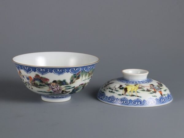 Qing Dynasty Qianlong period blue and white with pink enamel horse-raising pattern covered bowl - Image 9