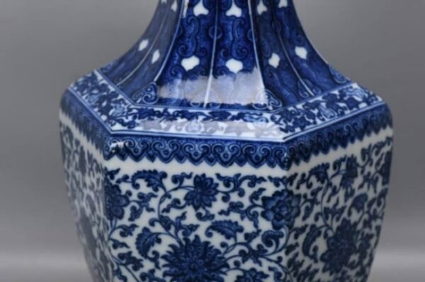 Qing Dynasty Qianlong blue and white hexagonal inlay - Image 3