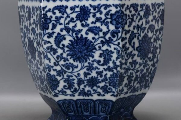 Qing Dynasty Qianlong blue and white hexagonal inlay - Image 6