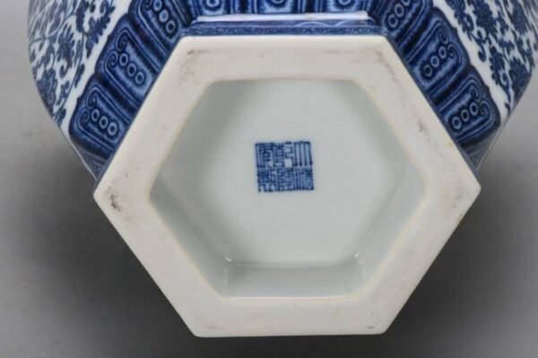 Qing Dynasty Qianlong blue and white hexagonal inlay - Image 8