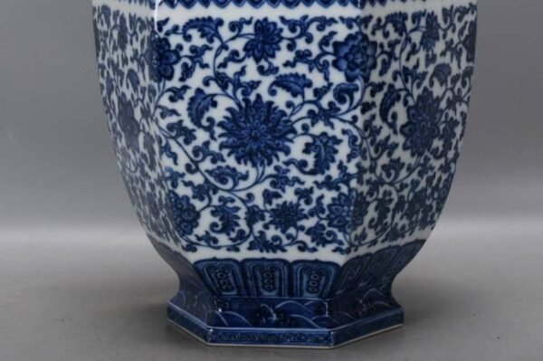 Qing Dynasty Qianlong blue and white hexagonal inlay - Image 7