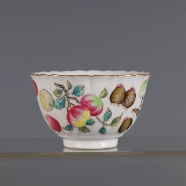 A pair of famille rose melon and fruit cups made in the Tongzhi period of the Qing Dynasty - Image 4