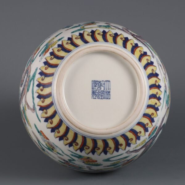 Doucai Cloud Dragon Pattern Gourd Vase Made in the Qianlong Period of the Qing Dynasty - Image 9