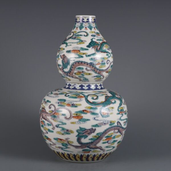 Doucai Cloud Dragon Pattern Gourd Vase Made in the Qianlong Period of the Qing Dynasty - Image 5