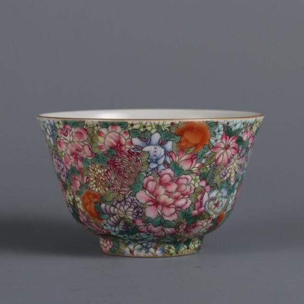 A pair of famille rose cups with flower patterns made in the Qianlong reign of the Qing Dynasty - Image 5