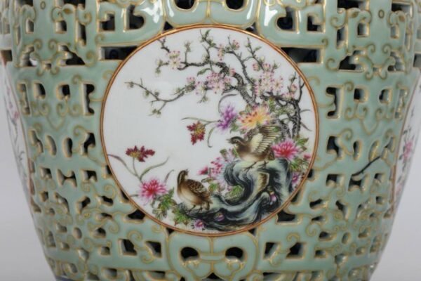 Qing Dynasty, Qianlong period, enameled bean green hollow gold-painted window flower and bird vase - Image 4