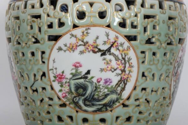 Qing Dynasty, Qianlong period, enameled bean green hollow gold-painted window flower and bird vase - Image 6
