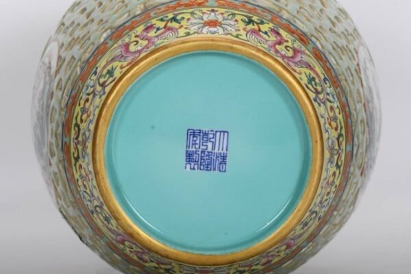 Qing Dynasty, Qianlong period, enameled bean green hollow gold-painted window flower and bird vase - Image 7