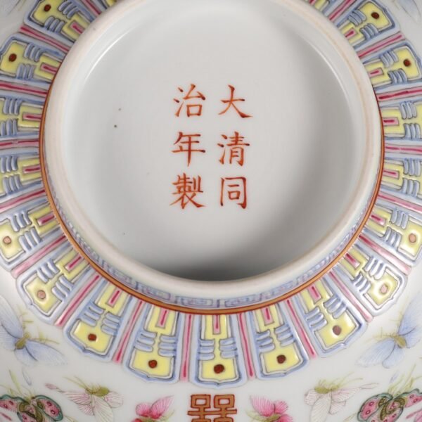 Large bowl with a pattern of butterflies and gold-painted characters made in the Tongzhi - Image 9