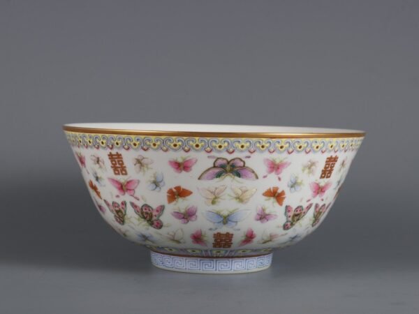 Large bowl with a pattern of butterflies and gold-painted characters made in the Tongzhi - Image 2