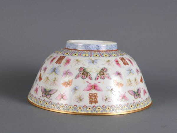 Large bowl with a pattern of butterflies and gold-painted characters made in the Tongzhi - Image 3