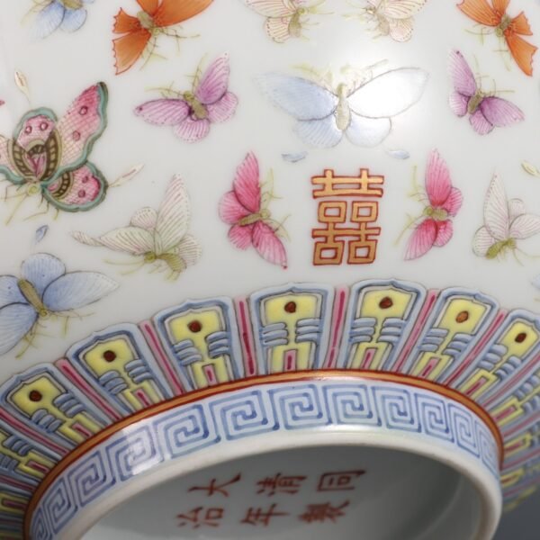 Large bowl with a pattern of butterflies and gold-painted characters made in the Tongzhi - Image 4