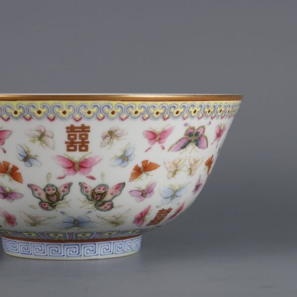 Large bowl with a pattern of butterflies and gold-painted characters made in the Tongzhi - Image 6