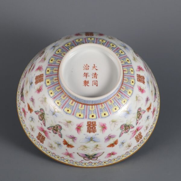 Large bowl with a pattern of butterflies and gold-painted characters made in the Tongzhi - Image 8
