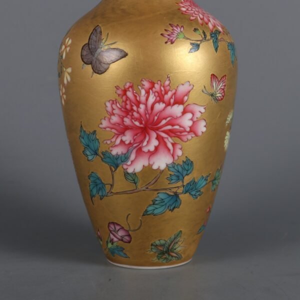 butterfly pattern in gold and pink enamel, made in the Yongzheng period of the Qing Dynasty - Image 3