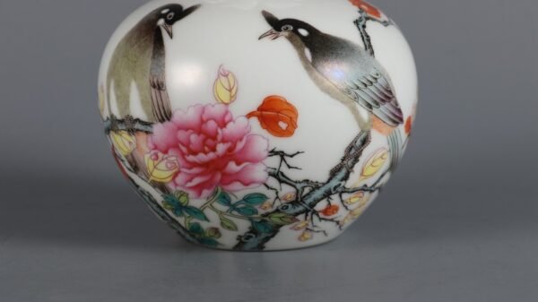 Qing Dynasty Yongzheng Period Famille Rose Flower and Bird Pattern Pomegranate Vase - Image 7