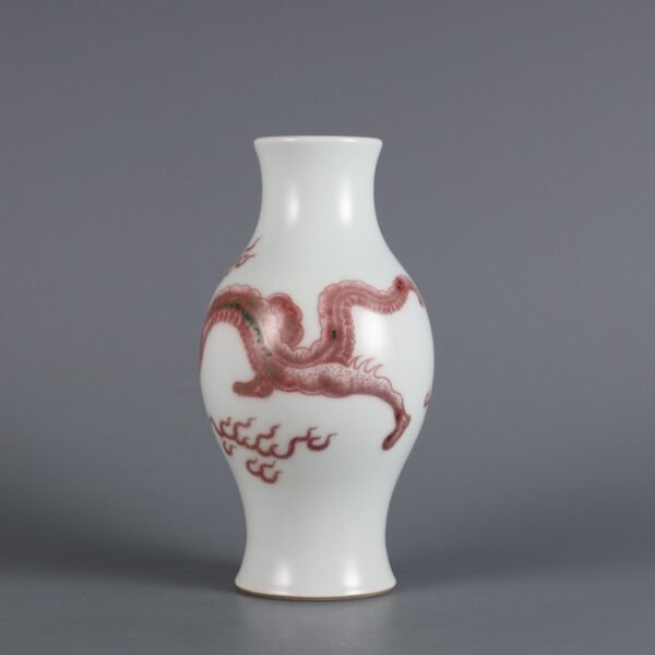 Small bottle with red dragon pattern made in Yongzheng Period of Qing Dynasty