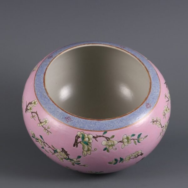 Rouge powder ground enamel flower pattern scroll jar made in the Qianlong period of the Qing Dynasty - Image 5