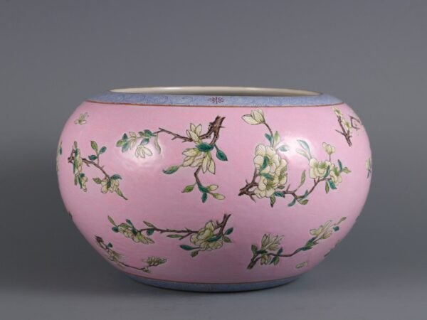 Rouge powder ground enamel flower pattern scroll jar made in the Qianlong period of the Qing Dynasty
