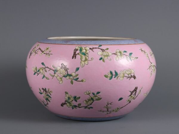 Rouge powder ground enamel flower pattern scroll jar made in the Qianlong period of the Qing Dynasty - Image 2