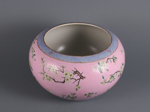 Rouge powder ground enamel flower pattern scroll jar made in the Qianlong period of the Qing Dynasty - Image 6
