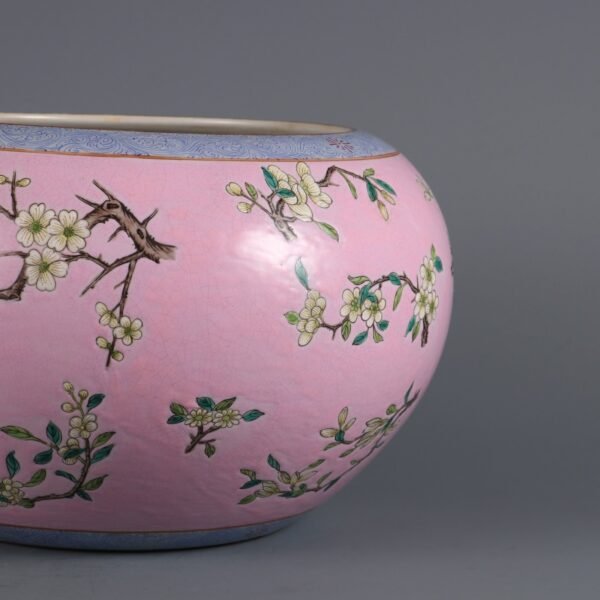 Rouge powder ground enamel flower pattern scroll jar made in the Qianlong period of the Qing Dynasty - Image 7