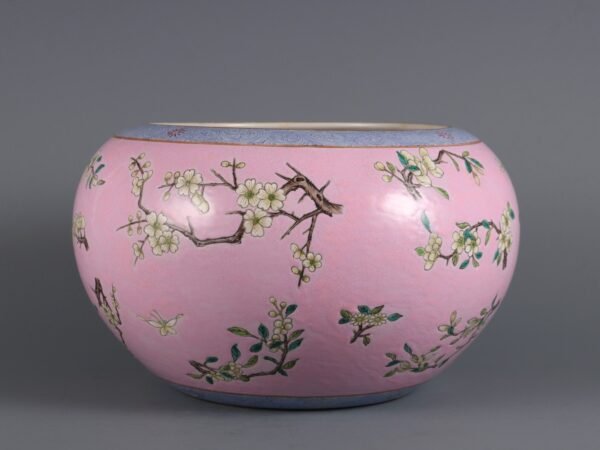 Rouge powder ground enamel flower pattern scroll jar made in the Qianlong period of the Qing Dynasty - Image 8