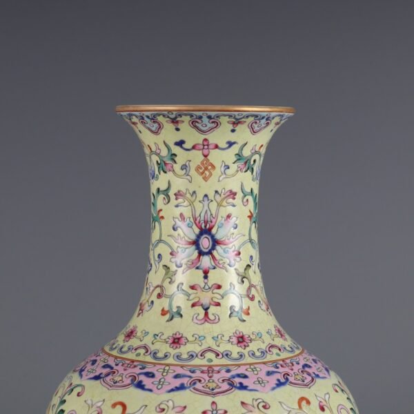 Qing Dynasty Qianlong period green ground famille rose passionflower pattern appreciation vase - Image 4