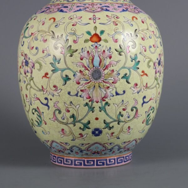 Qing Dynasty Qianlong period green ground famille rose passionflower pattern appreciation vase - Image 5