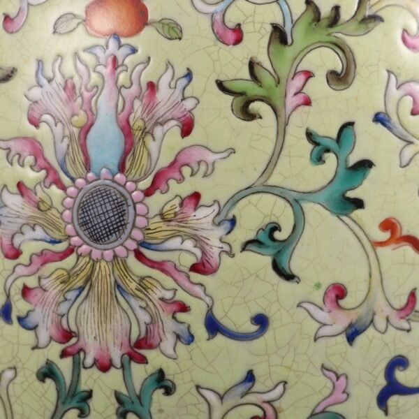 Qing Dynasty Qianlong period green ground famille rose passionflower pattern appreciation vase - Image 6