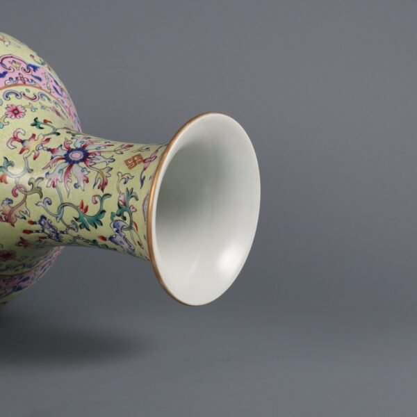 Qing Dynasty Qianlong period green ground famille rose passionflower pattern appreciation vase - Image 7