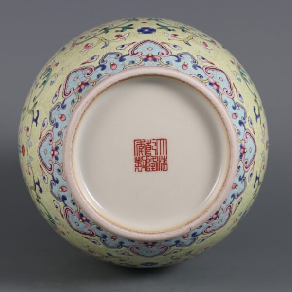 Qing Dynasty Qianlong period green ground famille rose passionflower pattern appreciation vase - Image 8