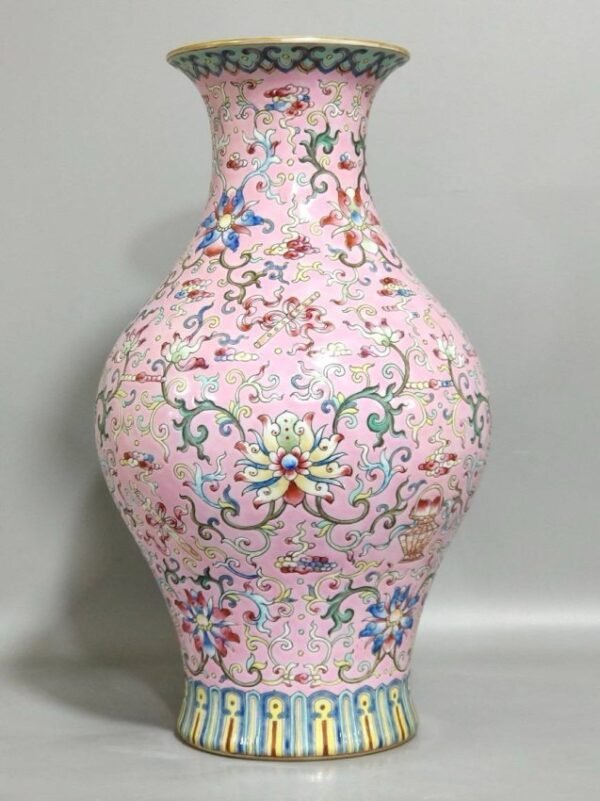 Qing Dynasty Daoguang pink ground auspicious eight treasures vase - Image 2