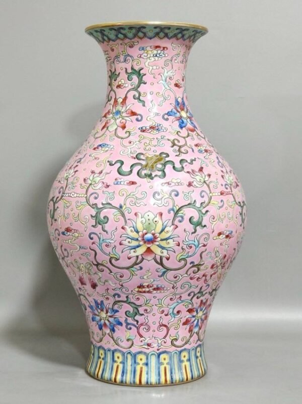 Qing Dynasty Daoguang pink ground auspicious eight treasures vase - Image 3
