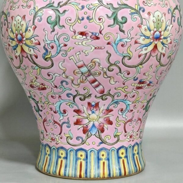 Qing Dynasty Daoguang pink ground auspicious eight treasures vase - Image 4
