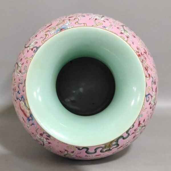 Qing Dynasty Daoguang pink ground auspicious eight treasures vase - Image 5