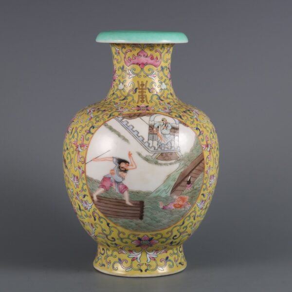 pomegranate vase with Three Kingdoms stories, made in the Qianlong period of the Qing Dynasty