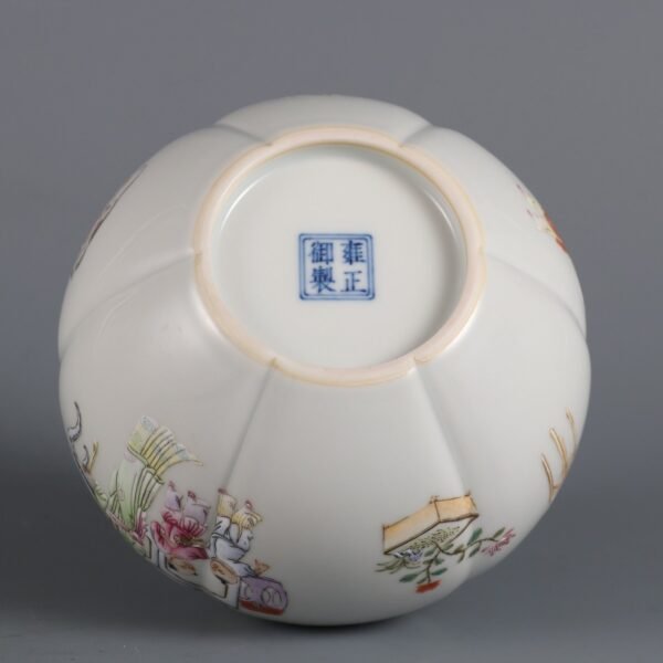 Qing Dynasty Yongzheng Emperor imperial enameled melon and pomegranate vase with a picture - Image 9